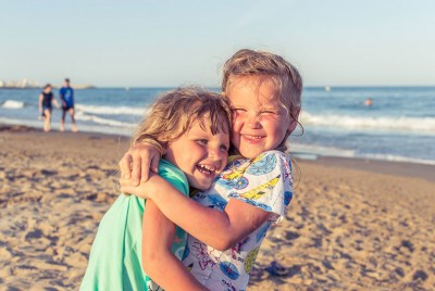 παιδιά στην παραλία αγκαλιάζονται 