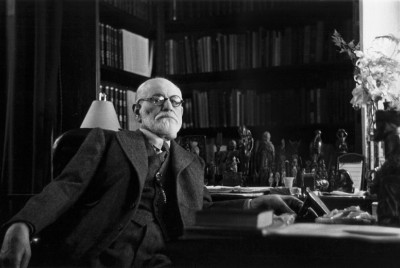 Ο Freud στο γραφείο του σκέφτεται τη προσωπικότητα του ατόμου