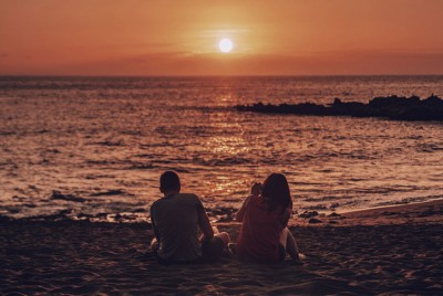 ζευγάρι στην παραλία γνωρίζει την ποιότητα της συντροφικής τους σχέσης και τους προστατευτικούς παράγοντες