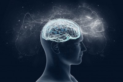 εικόνα ανθρώπινου κεφαλιού με εγκέφαλο και γύρω του σχέδια και σκόνη