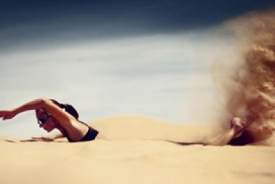 γυναίκα που κολυμπάει στην έρημο με επιμονή και αυτοέλεγχο