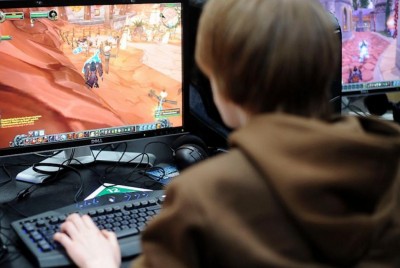 έφηβος που παίζει ηλεκτρονικό παιχνίδι στο internet