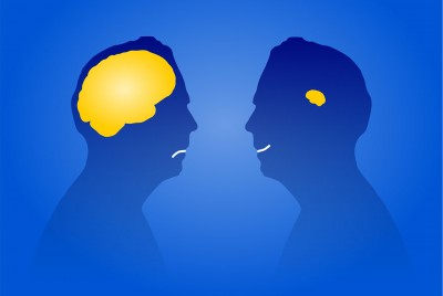 δύο φιγούρες ανθρώπινων κεφαλιών που στον έναν υπάρχει ένας μεγάλος κίτρινος εγκέφαλος και στον άλλον ένας μεγαλύτερος κίτρινος εγκέφαλος