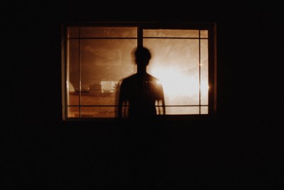 σιλουέτα ατόμου πίσω από ένα παράθυρο σε ένα σκοτεινό δωμάτιο έχει σημάδια συναισθηματικής κακοποίησης που πολλοί δεν αναγνωρίζουν