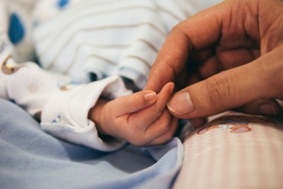 γονέας κρατάει το χέρι του μωρού του