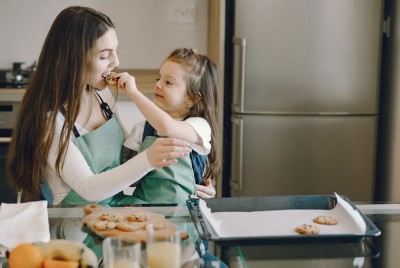 μητέρα και παιδί τρώνε μπισκότα και παίρνουν τα κιλά της καραντίνας