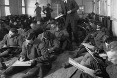στρατιώτες που κάνουν ένα ψυχολογικό τεστ στον Πρώτο Παγκόσμιο Πόλεμο αποτυπώνοντας την ιστορία της ψυχολογίας