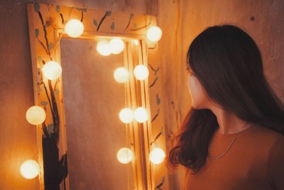 ναρκισσιστική γυναίκα θαυμάζει τον εαυτό της στον καθρέπτη