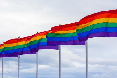 σημαίες με τα χρώματα του ουράνιου τόξου ενάντια στην αρνητικότητα απέναντι στην ομοφυλοφιλία που αποτελεί παγκόσμιο φαινόμενο