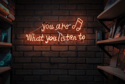 φωτεινή επιγραφή στα Αγγλικά “you are what you listen to”