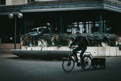 άνδρας ποδηλάτης με σύνδρομο απάθειας προς τον κορωνοϊό
