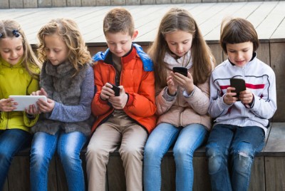 παιδιά κάνουν χρήση των social media σε μη επιτρεπτή ηλικία