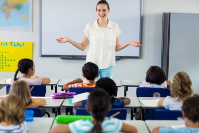 δασκάλα μέσα στη τάξη