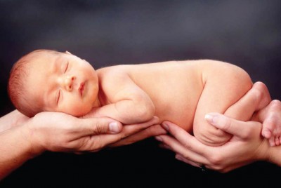 χέρια κρατάνε ένα μωρό
