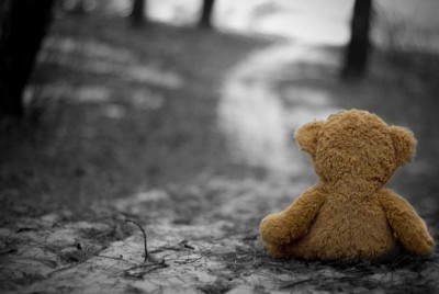 ένα λούτρινο αρκουδάκι στη μέση ενός λασπωμένου δρόμου μια εικόνα ένα γράμμα σε έναν γονιό που έχει χάσει το παιδί του