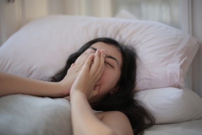 γυναίκα έχει θετικές και αρνητικές επιδράσεις από τη διατροφή της στην ποιότητα του ύπνου