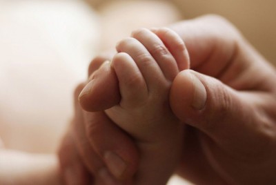 μωρό που κρατάει το δάχτυλο του γονέα