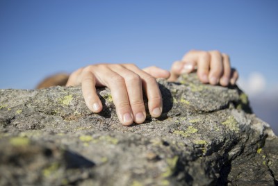 άνθρωπος σκαρφαλώνει σε βράχο