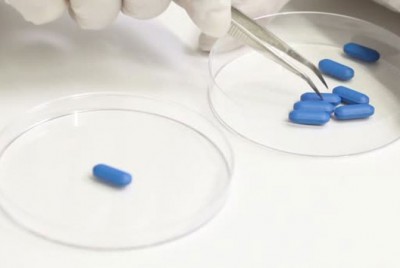 ερευνητής εξετάζει χάπια στο εργαστήριο