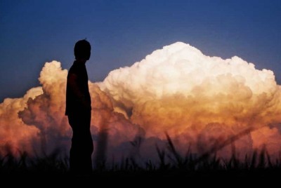 σιλουέτα άντρα με φόντο συννεφιασμένο ουρανό