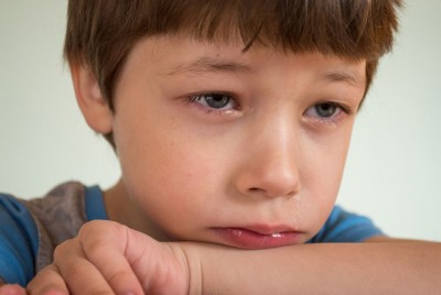 παιδί βιώνει συναισθηματική παραμέληση