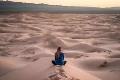 γυναίκα κάθεται στην έρημο