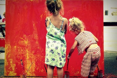 δύο παιδιά που βάφουν ένα τοίχο