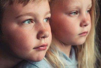 δύο παιδιά που βιώνουν σοβαρό άγχος