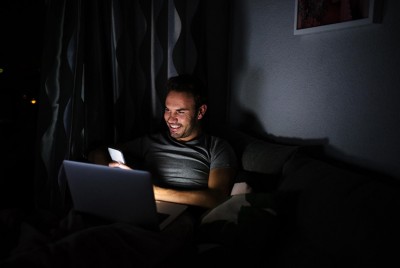 άνδρας στο σπίτι με εθισμό από το διαδίκτυο και κατάθλιψη
