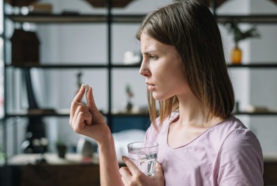 γυναίκα που κρατάει στο χέρι της ένα χάπι Placebo 
