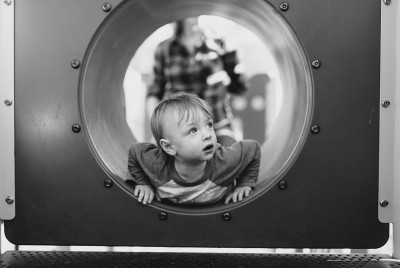 παιδί κοιτάει μέσα από ένα παράθυρο πλοίου