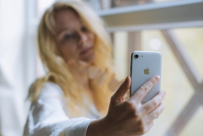 γυναίκα χρησιμοποιεί Facebook, TikTok και Snapchat και έχει μεγαλύτερο κίνδυνο κατάθλιψης