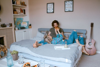 ζευγάρι στο κρεββάτι διαβάζει για τη συσχέτιση καρκίνου με τον αριθμό σεξουαλικών συντρόφων