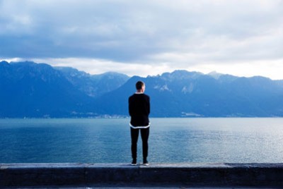 άντρας που στέκεται σε περβάζι κοιτάζοντας τη θάλασσα υπερνικά τις κρυφές πτυχές της κατάθλιψης και του άγχους του