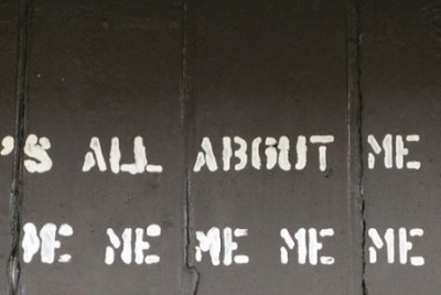 λέξεις γραμμένες σε ένα τοίχο υποδεικνύουν την Ναρκισσιστική Διαταραχή Προσωπικότητα
