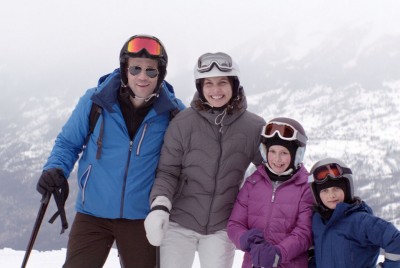 οικογένεια με χειμερινή ένδυση και εξοπλισμό σκι στο χιόνι
