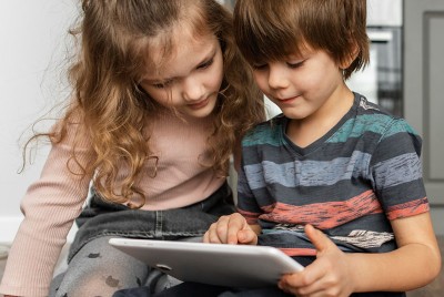 παιδιά που χρησιμοποιούν tablet
