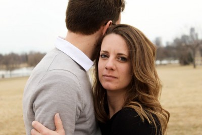 ζευγάρι αγκαλιασμένο αναρωτιέται γιατί οι περισσότεροι άντρες δεν προσέρχονται στην θεραπεία ζεύγους;