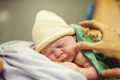 νεογέννητο μωράκι σε αίθουσα τοκετού