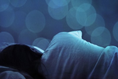 γυναίκα ξαπλωμένοι βιώνει τον ύπνο REM και τα όνειρα