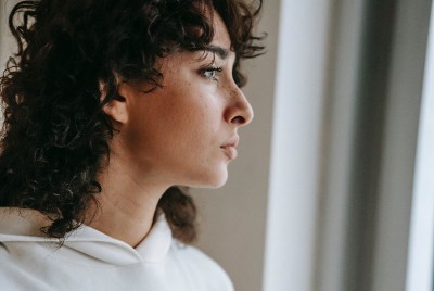 γυναίκα σκέφτεται αν η κατάθλιψη προσπαθεί να μας σώσει