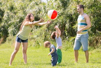 γονείς παίζουν με τα παιδιά τους στο πάρκο