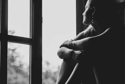 γυναίκα βρίσκει την ψυχολογική ετυμολογία της απόρριψης