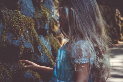 κορίτσι ανακαλύπτει την αξία των περίεργων βρύων σε ένα βράχο
