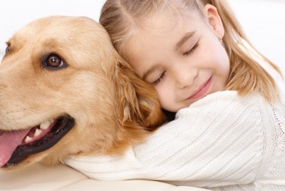 ένα κοριτσάκι αγκαλιάζει έναν σκύλο