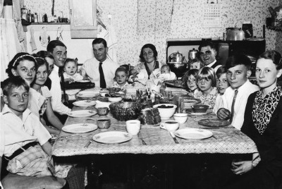 Οικογένεια κάθεται γύρω από το γιορτινό τραπέζι