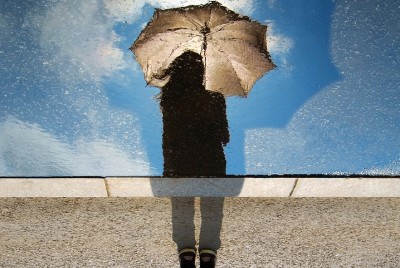 μία γυναίκα που κρατάει ομπρέλα