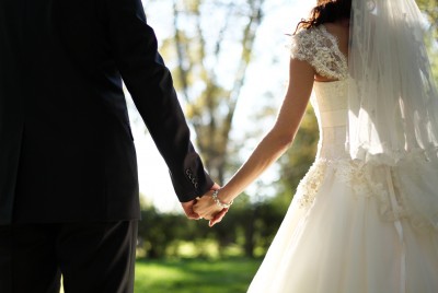 παντρεμένο ζευγάρι κρατιέται χέρι-χέρι