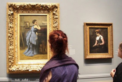 γυναίκες κοιτάζουν έργα τέχνης σε μουσείο