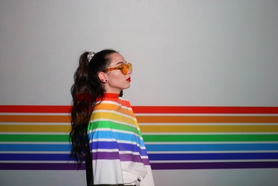 άτομο με τα χρώματα των ΛΟΑΤΚΙ+